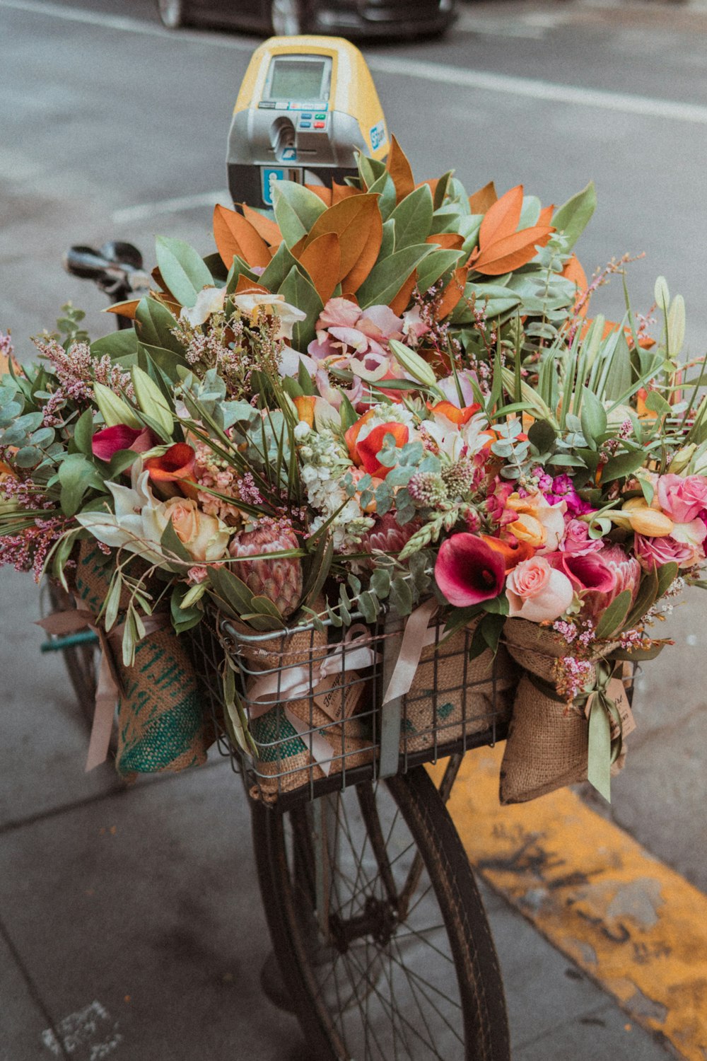 Ramo de flores en la canasta de una bicicleta, listo para entrega