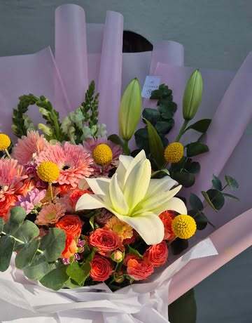 Ramo de gerberas coral, lirio blanco y craspedia amarilla