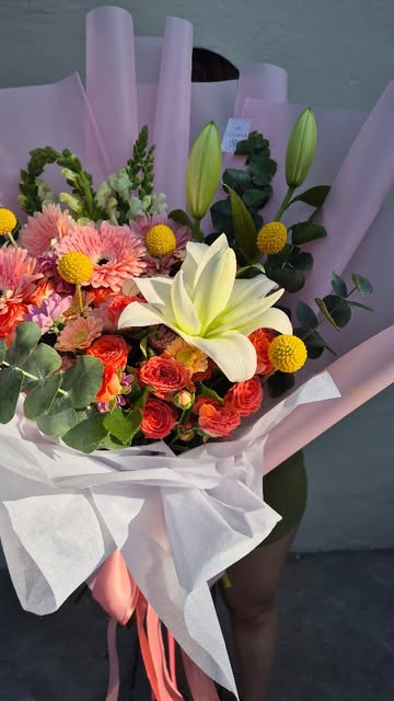 Ramo colorido de gerberas, lilis y rosas