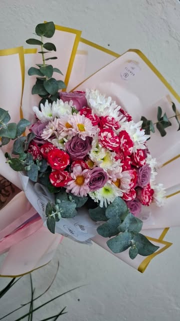 Ramo de flores en tonos pastel — rosas, crisantemos y claveles